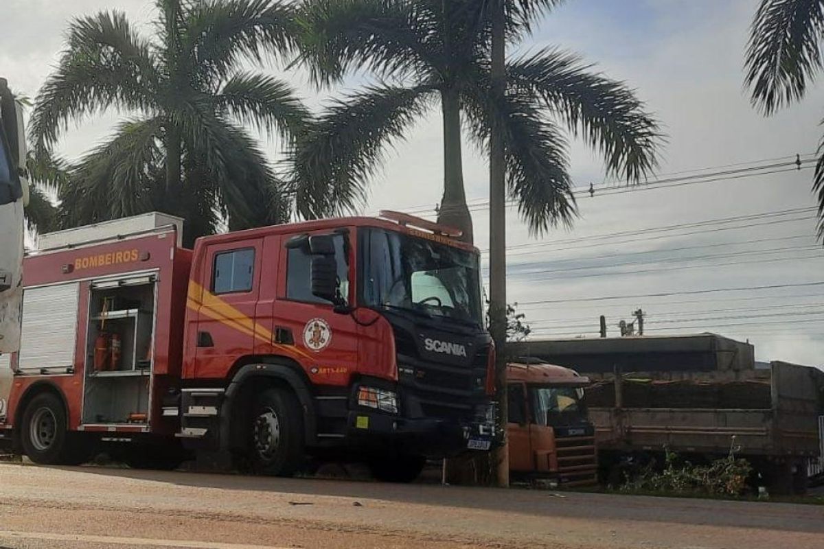 Bombeiros realizam desencarceramento de corpo de carro em acidente