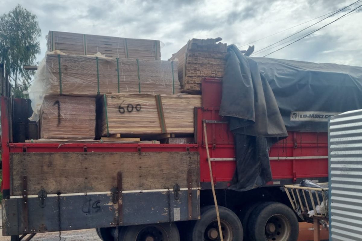 Batalhão Ambiental apreende caminhão com carga irregular de madeira