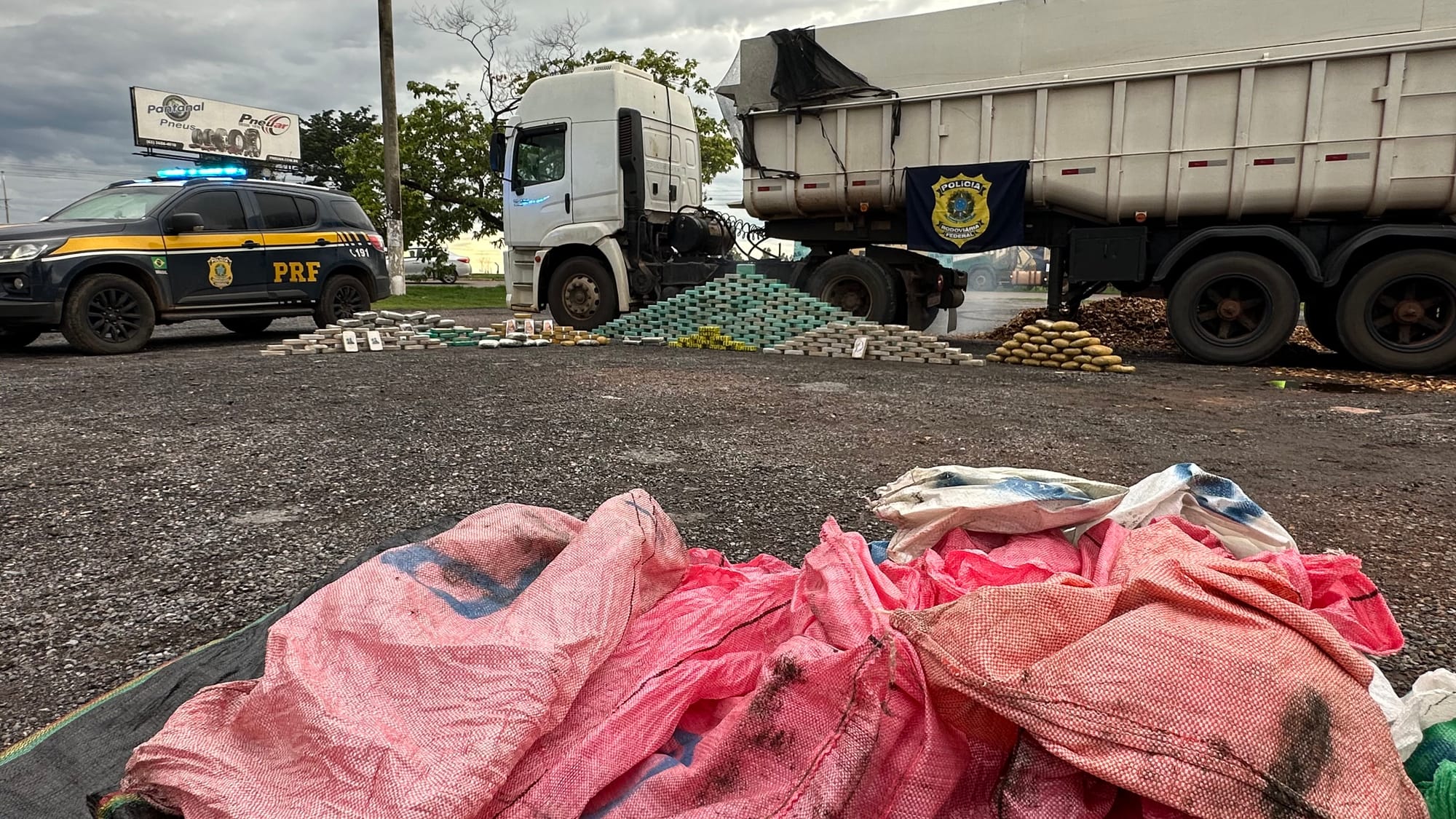 PRF ESTOURA ESQUEMA E APREENDE DROGAS EM DUAS CARRETAS EM MATO GROSSO