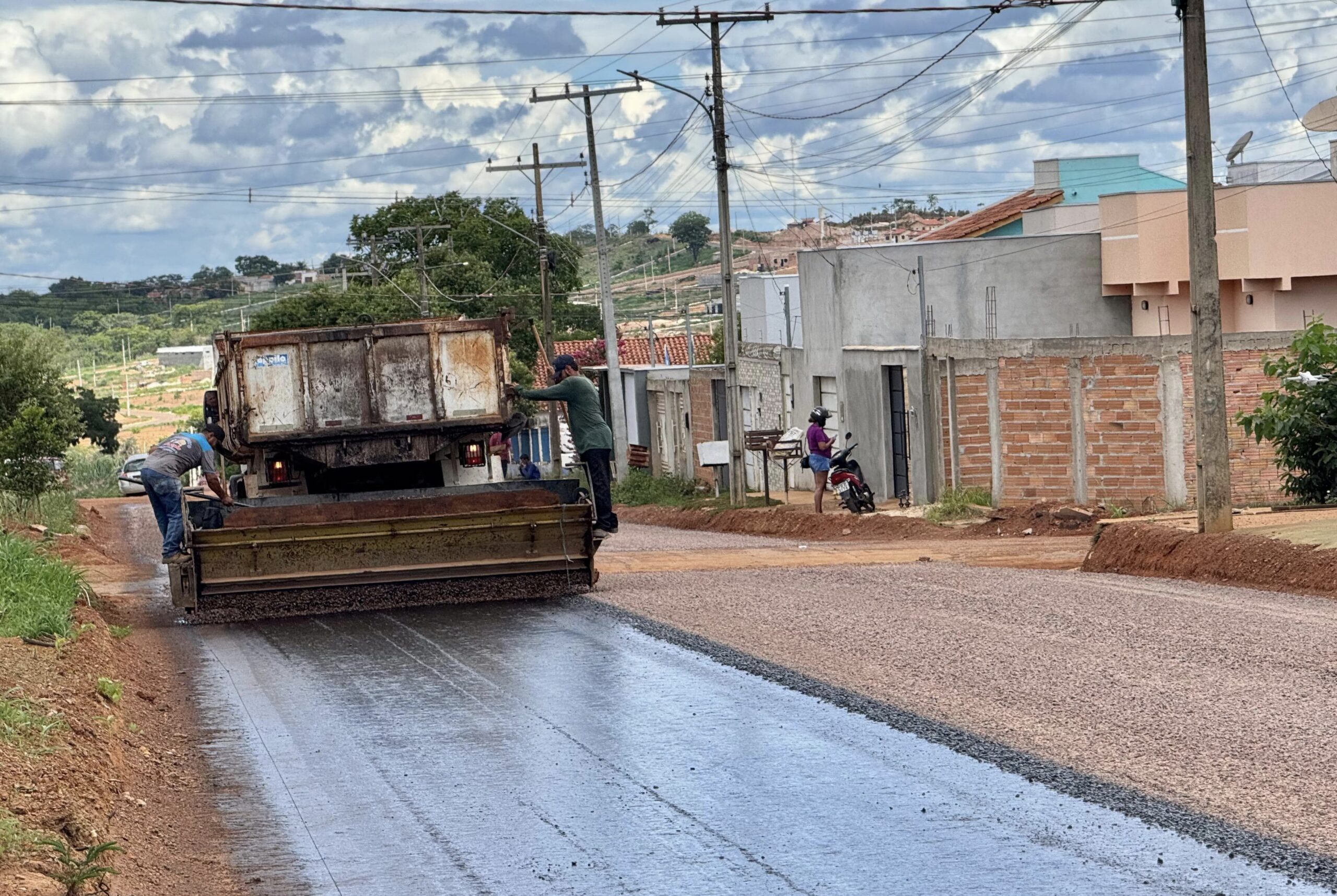 Prefeitura de Barra do Garças inicia a capa asfáltica na avenida Brasil