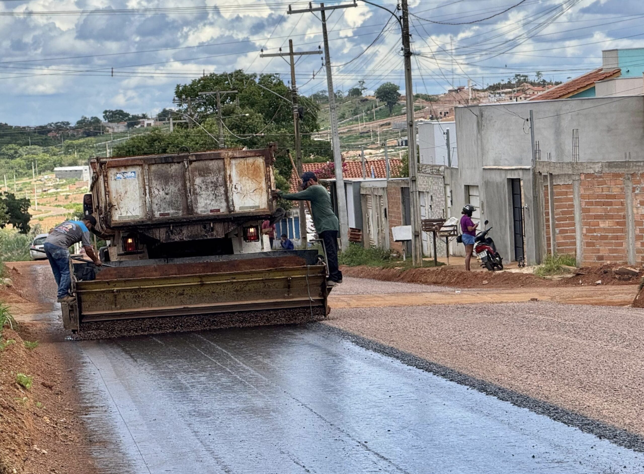 Prefeitura de Barra do Garças inicia a capa asfáltica na avenida Brasil