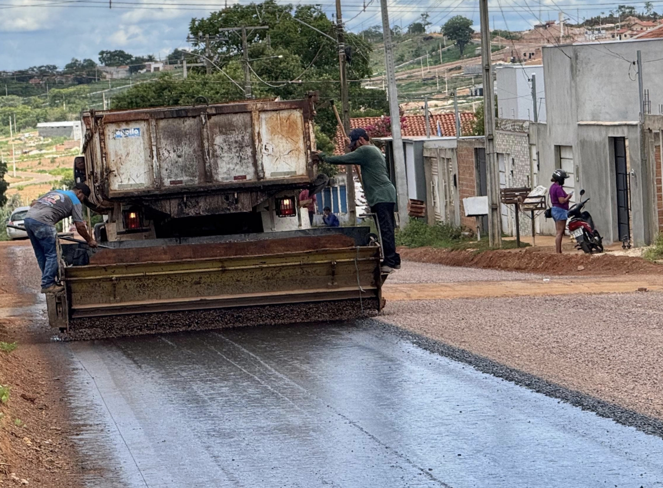 Prefeitura de Barra do Garças inicia a capa asfáltica na avenida Brasil