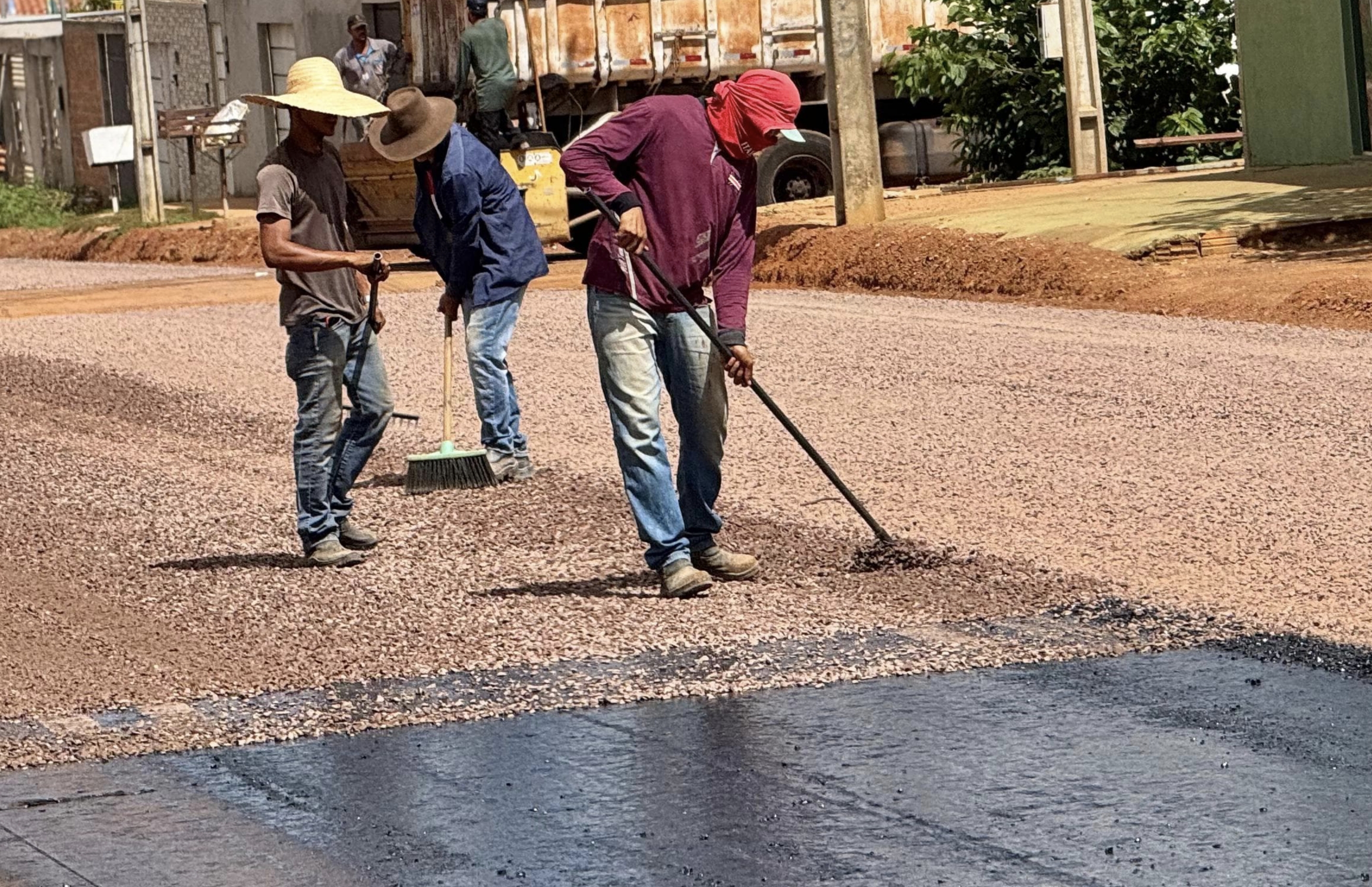 Prefeitura de Barra do Garças inicia a capa asfáltica na avenida Brasil