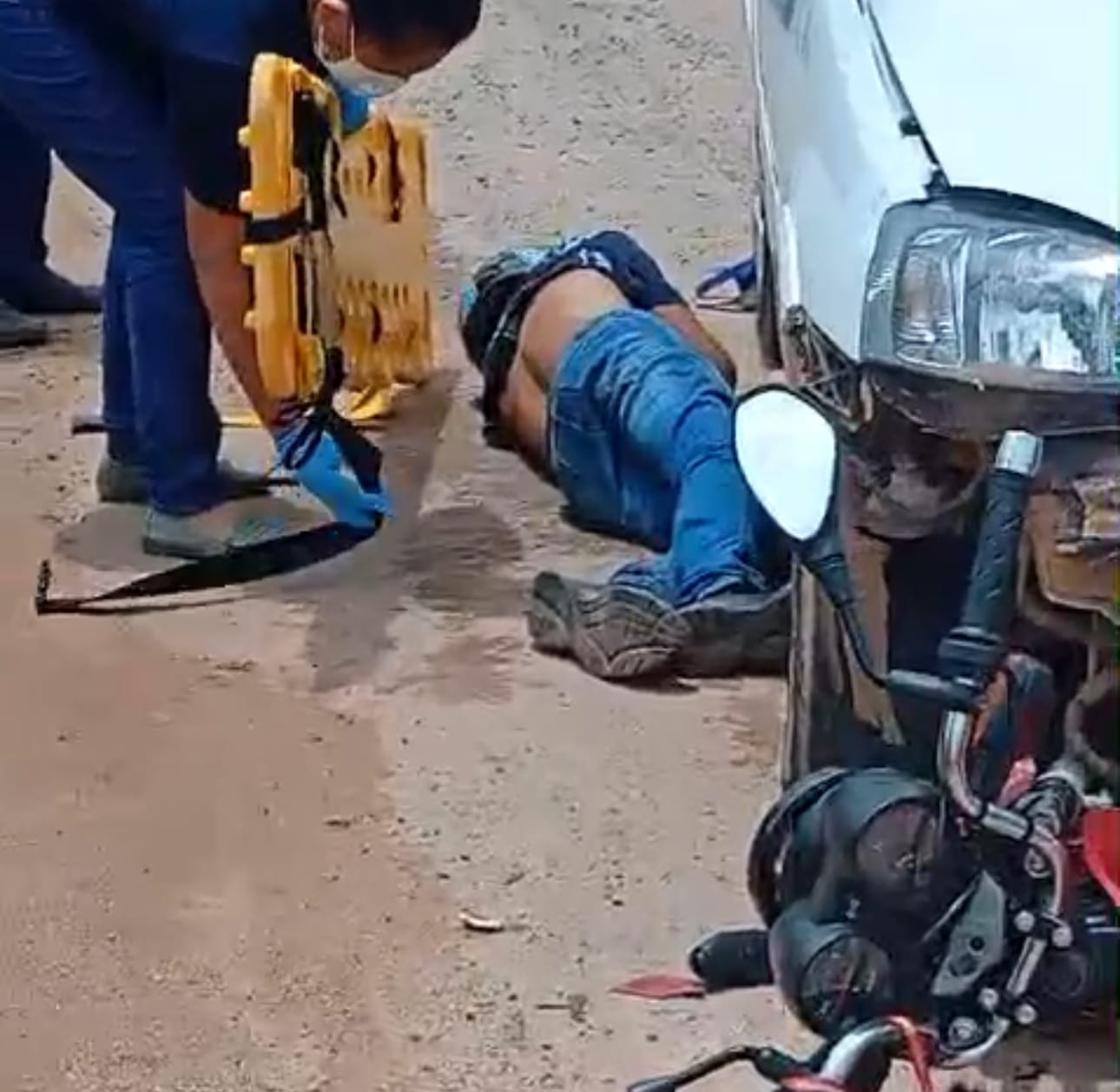 MOTOCICLISTA FICA FERIDO APÓS COLISÃO COM CARRO NO BAIRRO SÃO JOSÉ
