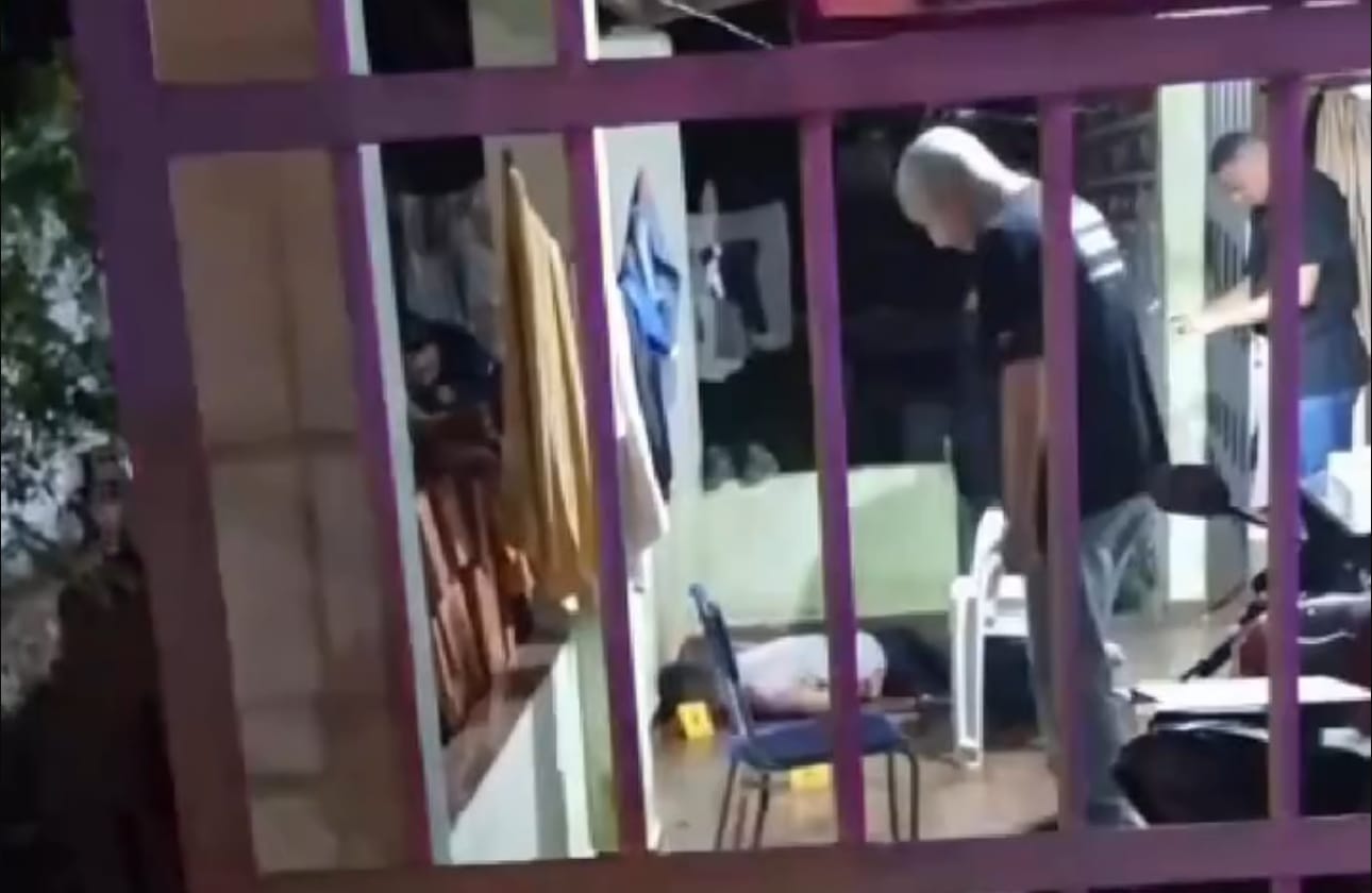 EXECUÇÃO BRUTAL NOS FUNDOS DO DETRAN Homem é encontrado crivado de balas dentro de casa e crime choca moradores em Cuiabá