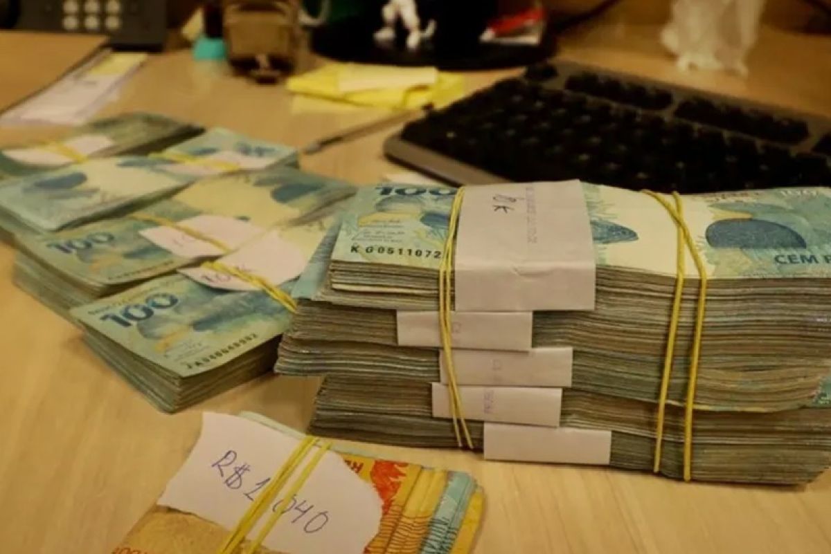 PF encontra R$ 90 mil em dinheiro vivo no carro de Rodrigo Bacellar