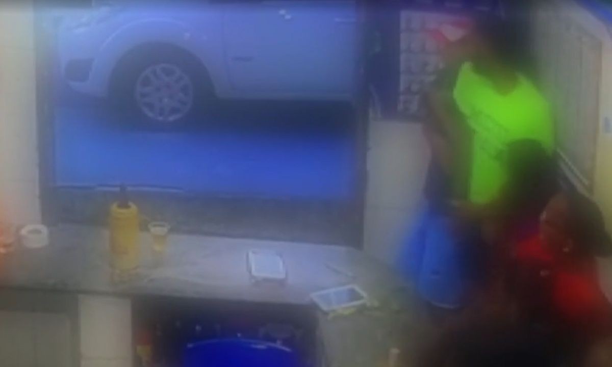 VÍDEO: moradores de bairro de Salvador se assustam com tiroteio