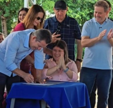 Assinatura que consolida pavimentação da MT-100 marca ato em Novo Santo Antônio; ex-prefeita de São Félix do Araguaia chega a se ajoelhar durante cerimônia.