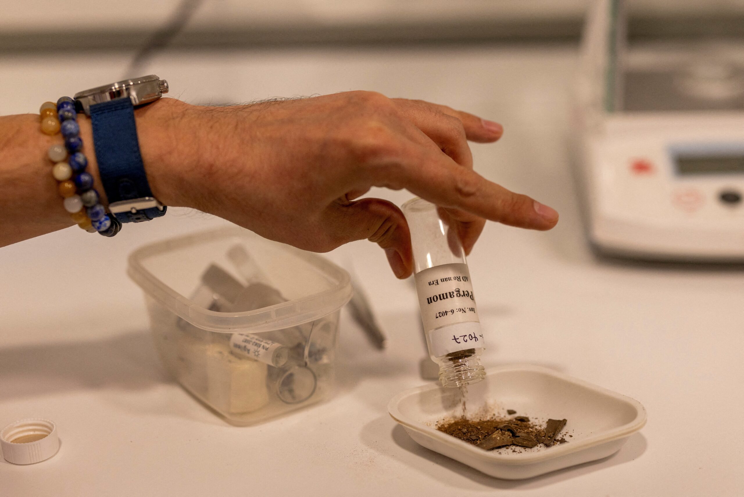 Romanos usavam fezes e óleo de tomilho para fins medicinais, indica estudo, após achado na Turquia