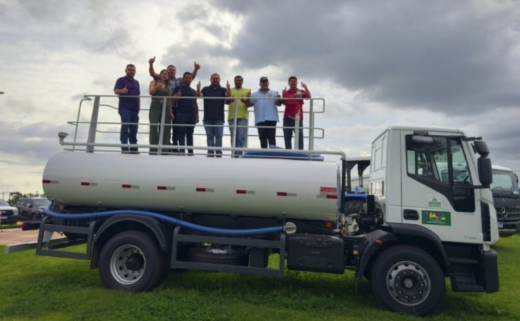 Prefeitura de General Carneiro fortalece agricultura familiar com entrega de caminhão-pipa para pequenos produtores