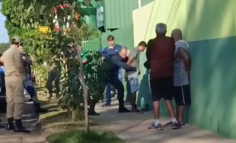 Homem preso aps arrastar crianas em frente a escola | FOLHAMAX