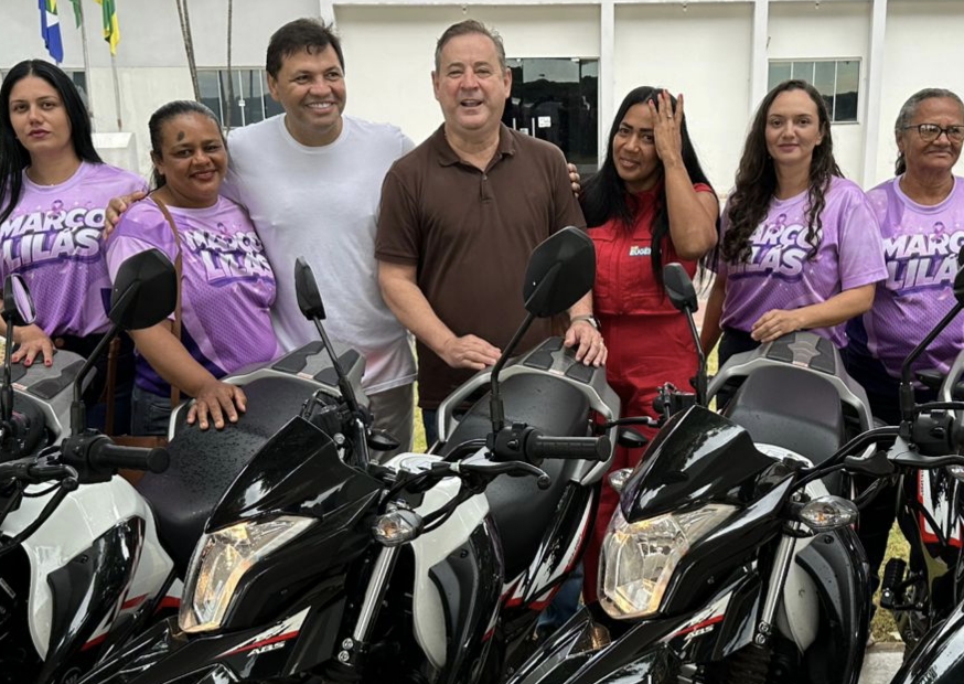 Dr. Eugênio entrega 21 motos a agentes comunitários de saúde, em São Félix do Araguaia