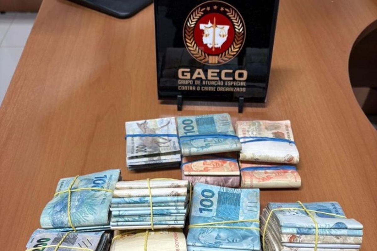 Gaeco apreende drogas, armas e mais de R$ 500 mil de facção