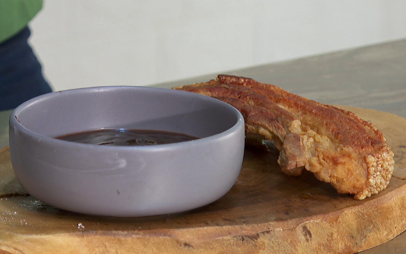 'Barato da Cozinha': aprenda a fazer torresmo crocante com geleia de goiabada