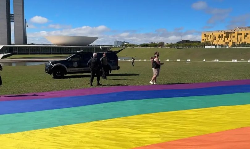 Polcia probe bandeira LGBTQIA+ em gramado do Congresso | FOLHAMAX