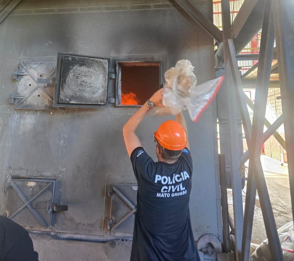 Polícia Civil incinera três toneladas de drogas apreendidas em ações das Forças de Segurança