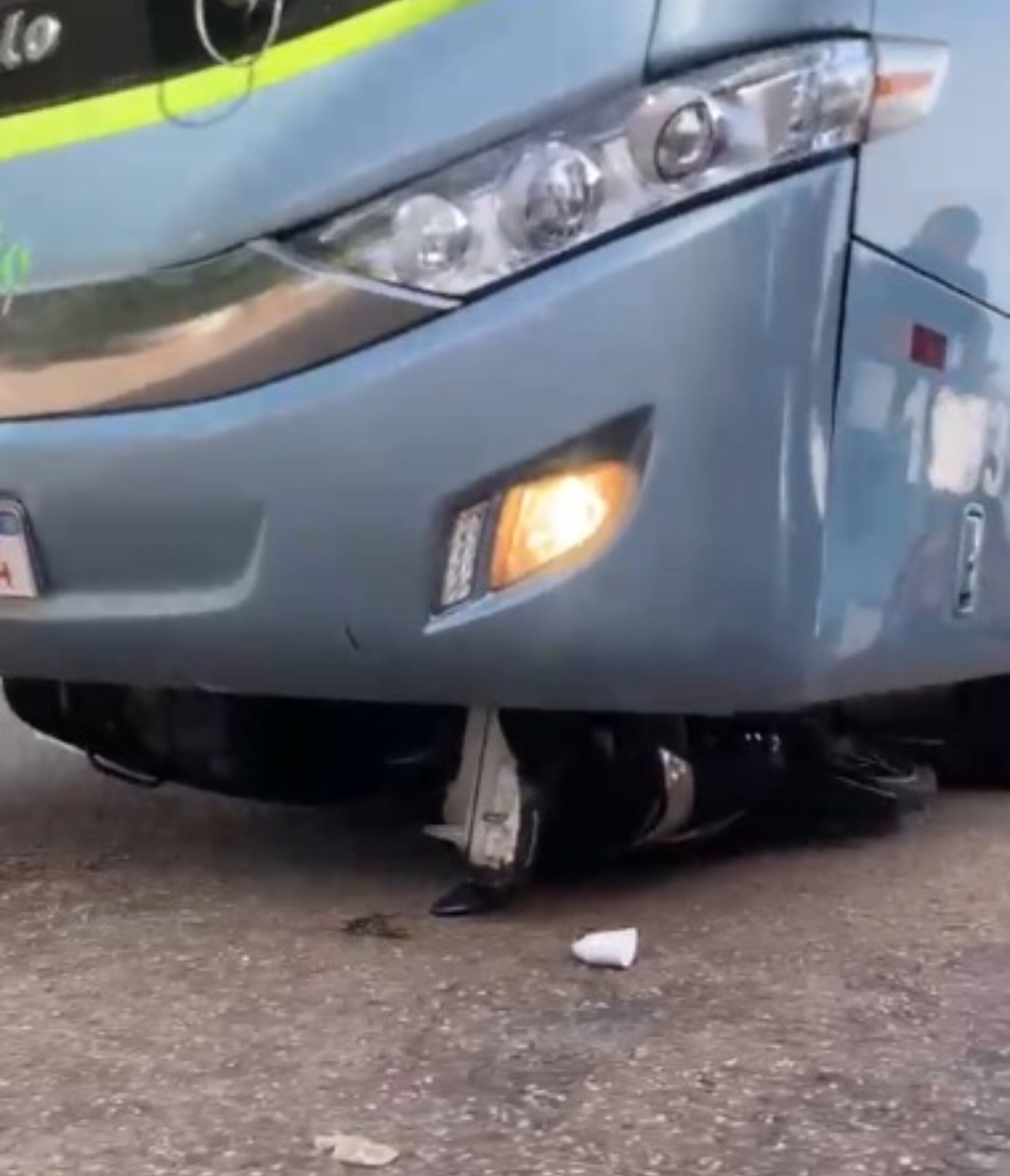 Adolescente se envolve em acidente e termina com motocicleta debaixo do ônibus em Boa Vista