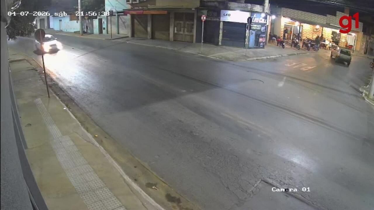 Carro desgovernado invade pizzaria e deixa homem morto e cinco feridos em MG