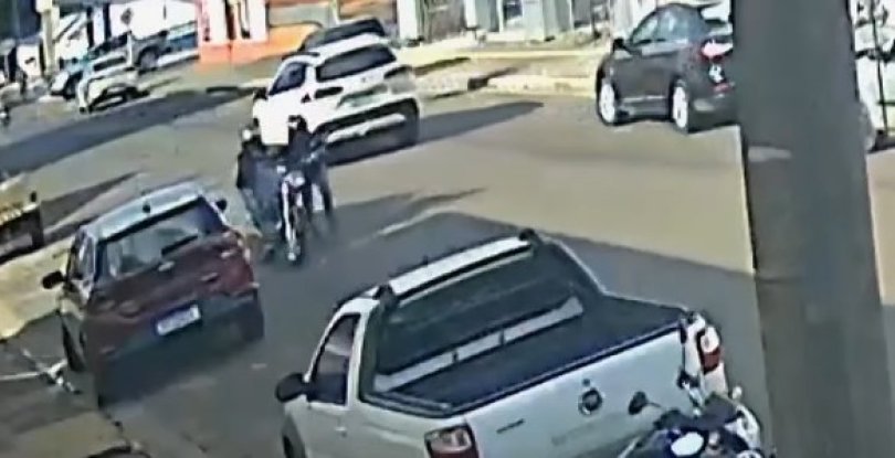 Cmera flagra fuga de bandidos aps invadir casa e tentar matar 2 | FOLHAMAX