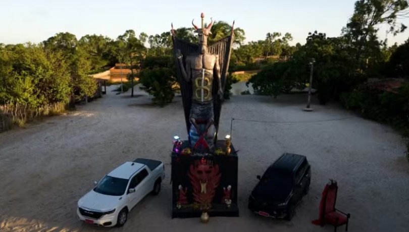 Feiticeira gastou R$ 100 mil em esttua em homenagem ao diabo | FOLHAMAX