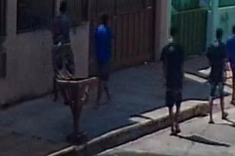 Adolescentes explodem caixa do correio em casa de menino autista | FOLHAMAX