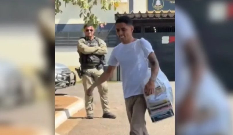 Aps 10 meses, Influenciador Buzeira deixa priso em SP | FOLHAMAX