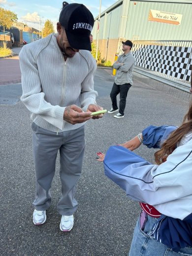 Lewis Hamilton fotografa unhas de brasileira: ‘Encantado’ | FOLHAMAX