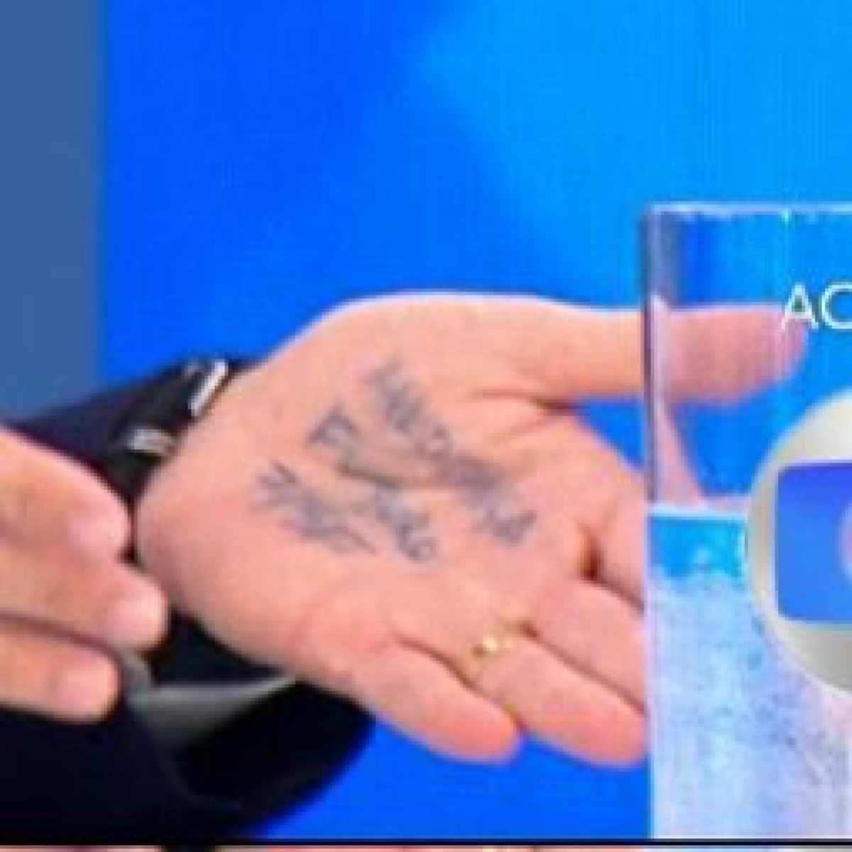 Flávio repete gesto de Jair Bolsonaro e leva “cola” na mão para entrevista | Rdnews