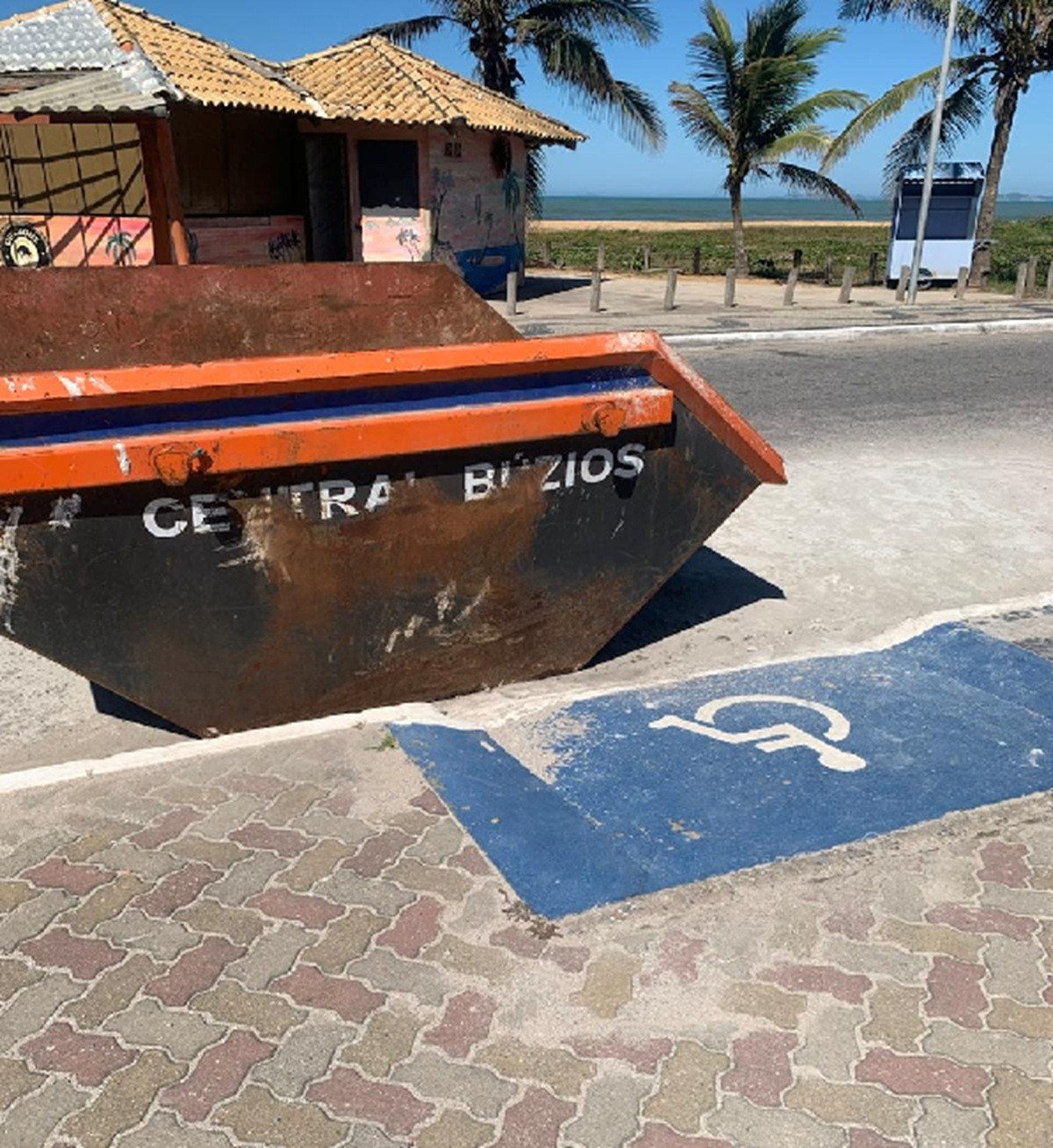 Caçamba bloqueia rampa de acessibilidade em frente a posto de saúde