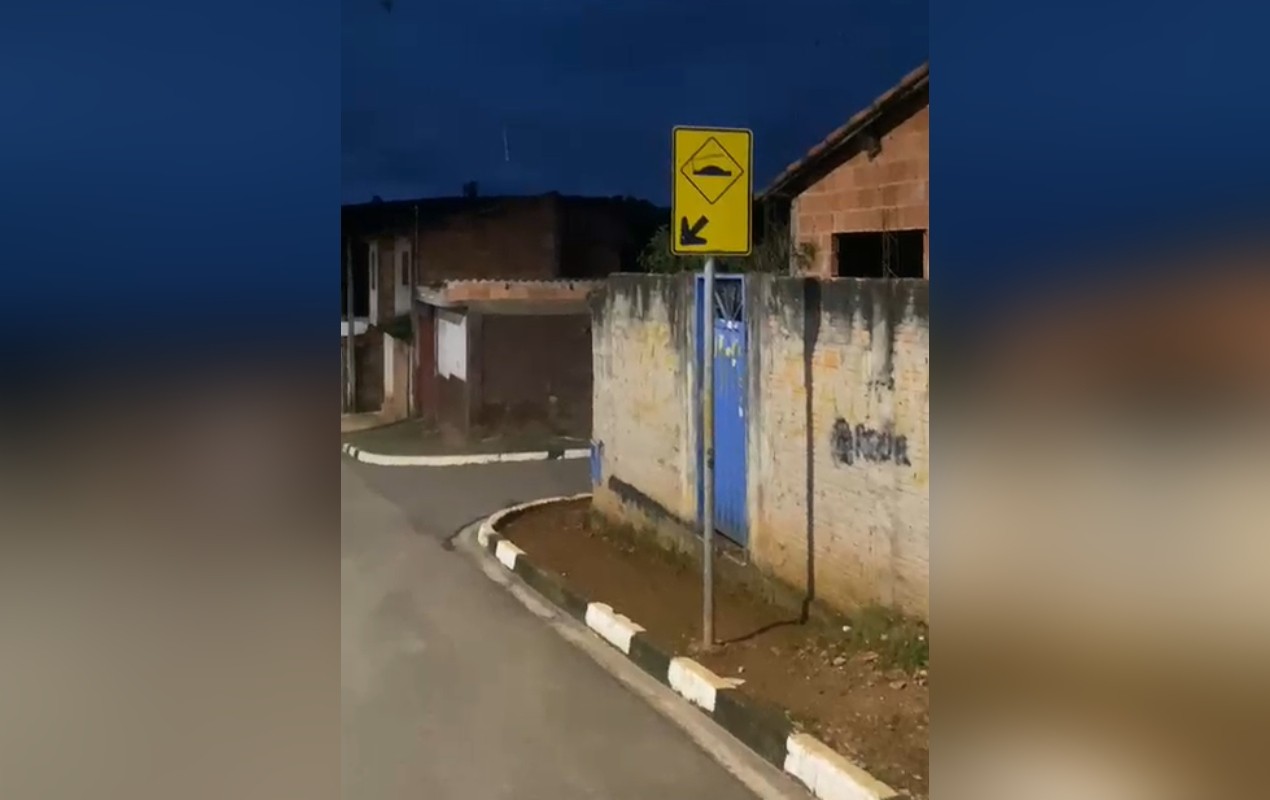 Vídeo mostra placa que indica lombada inexistente em rua em SP