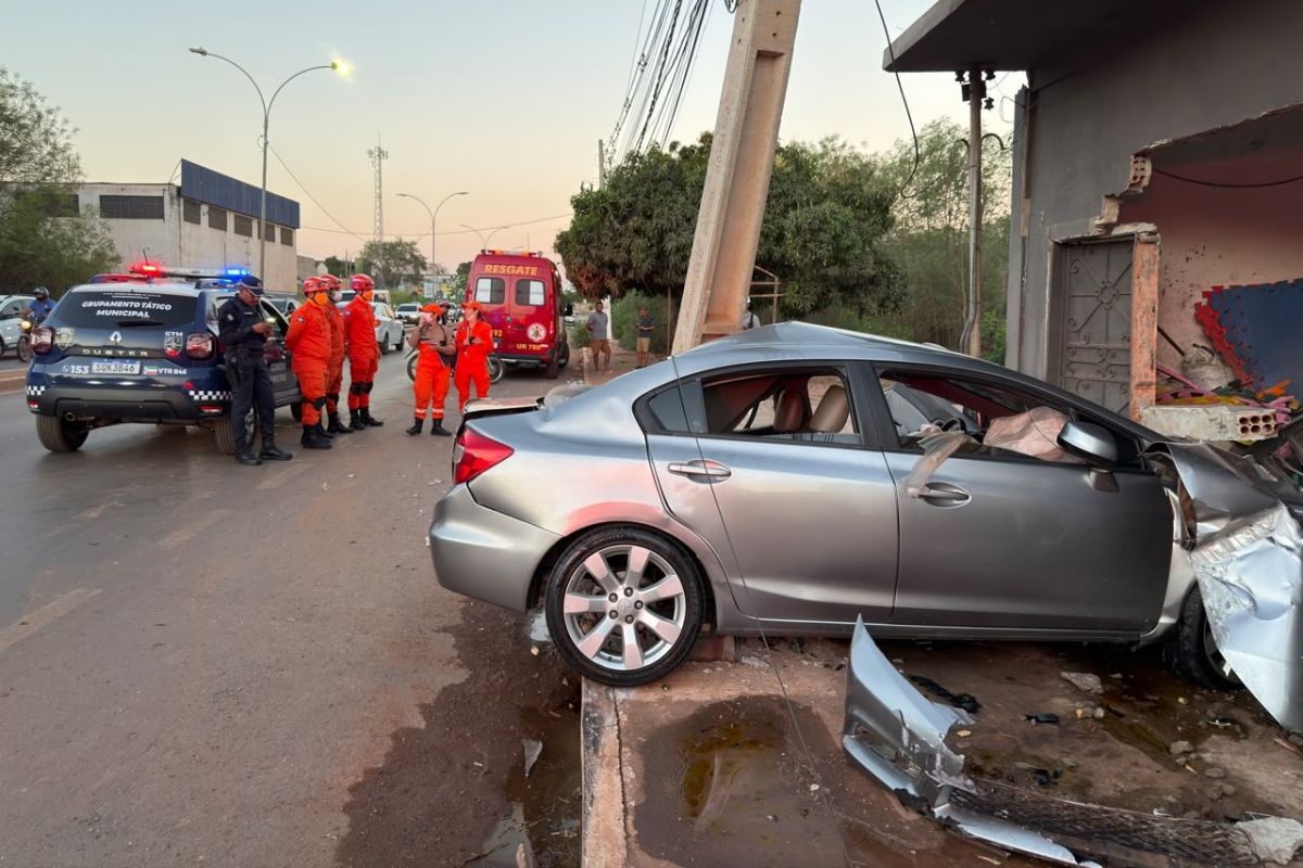 Jovem bate carro em poste e casa, é arremessado e morre em VG