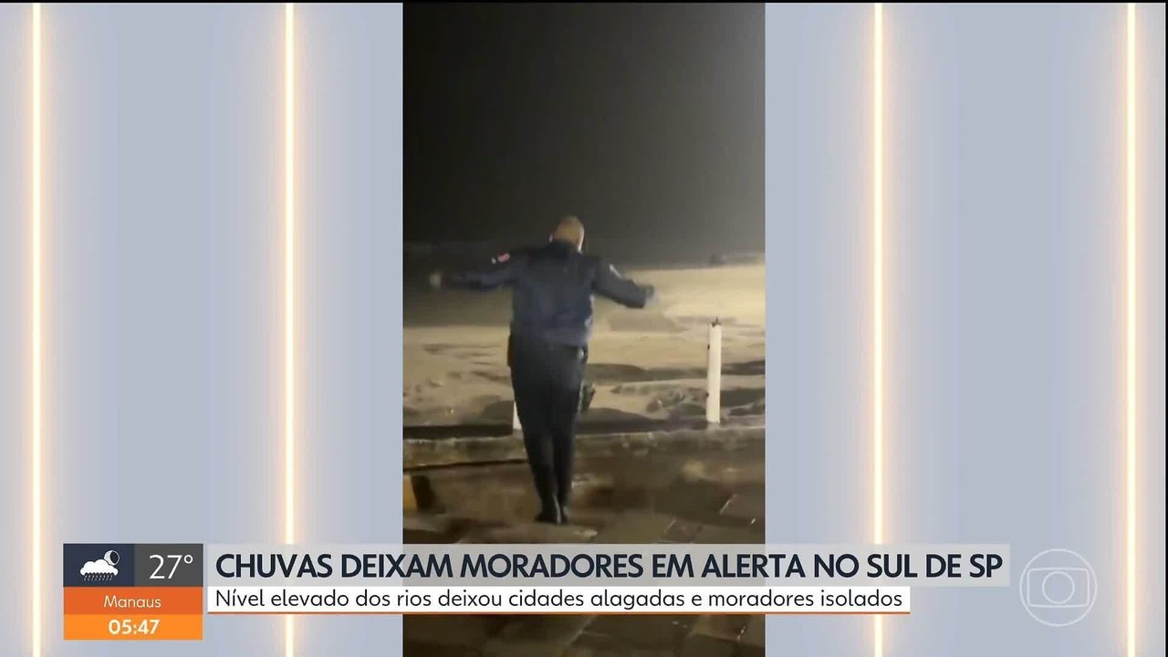 Vídeo: Guarda civil cai em buraco após calçada ceder em Praia Grande