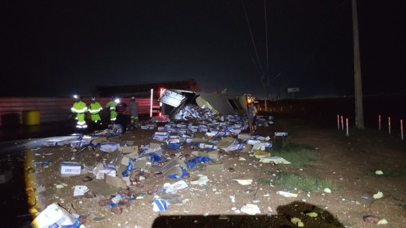 Caminho com picanha tomba em rodovia de MT e saqueado por populares | FOLHAMAX