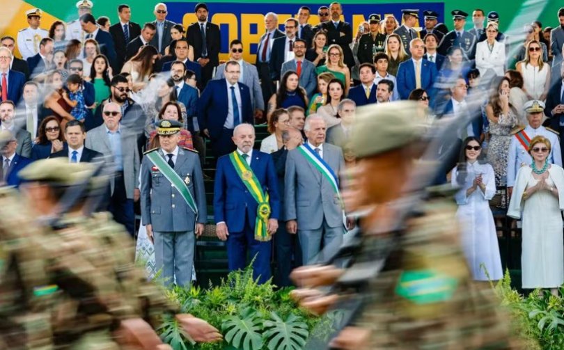 Lula, Fachin, Alcolumbre e Motta participam de desfile em Braslia | FOLHAMAX