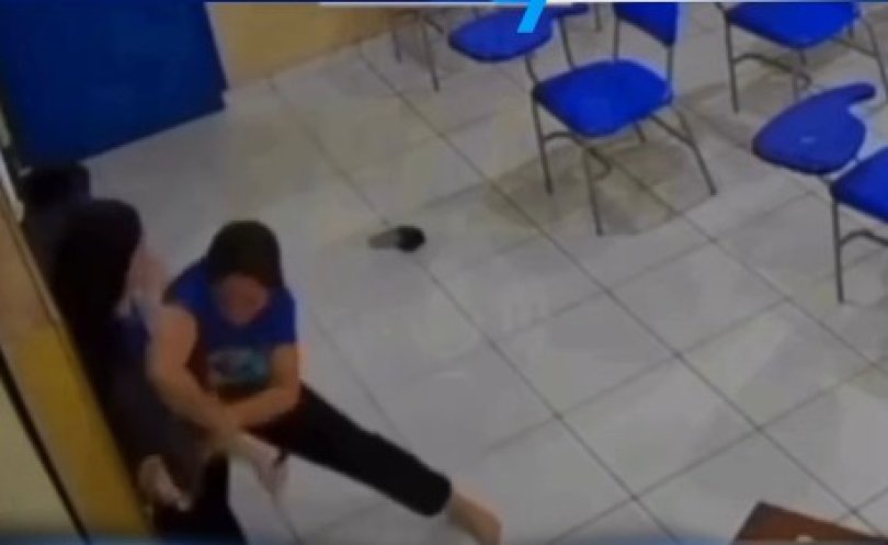 Aluna ataca professora com golpes de faca em sala de