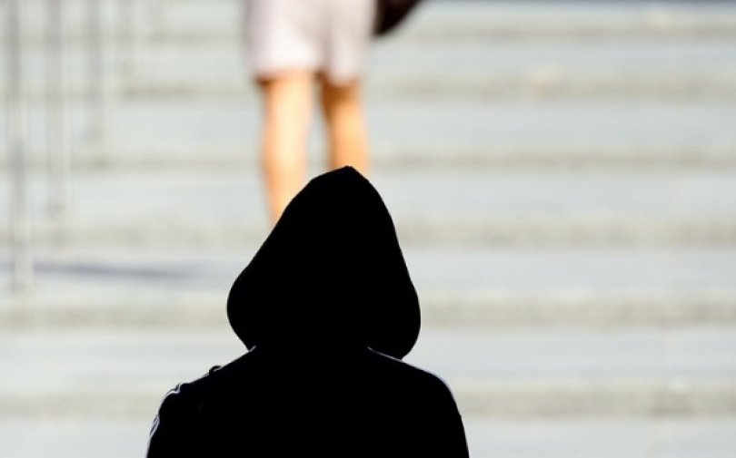 Menina de 12 anos perseguida por stalker ao sair da catequese | FOLHAMAX