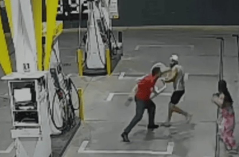 Homem urina em rua prxima a posto de gasolina e d cadeirada em frentista | FOLHAMAX