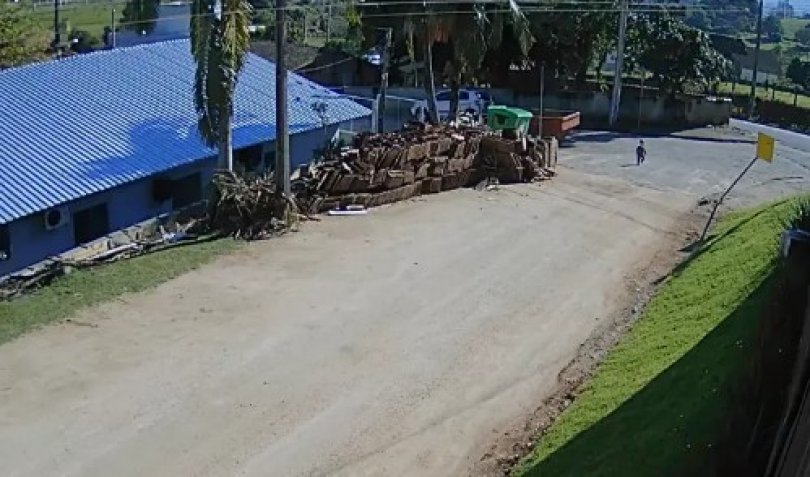 Beb de 1 anos e 6 meses deixa creche sozinho e caminha pelas ruas | FOLHAMAX