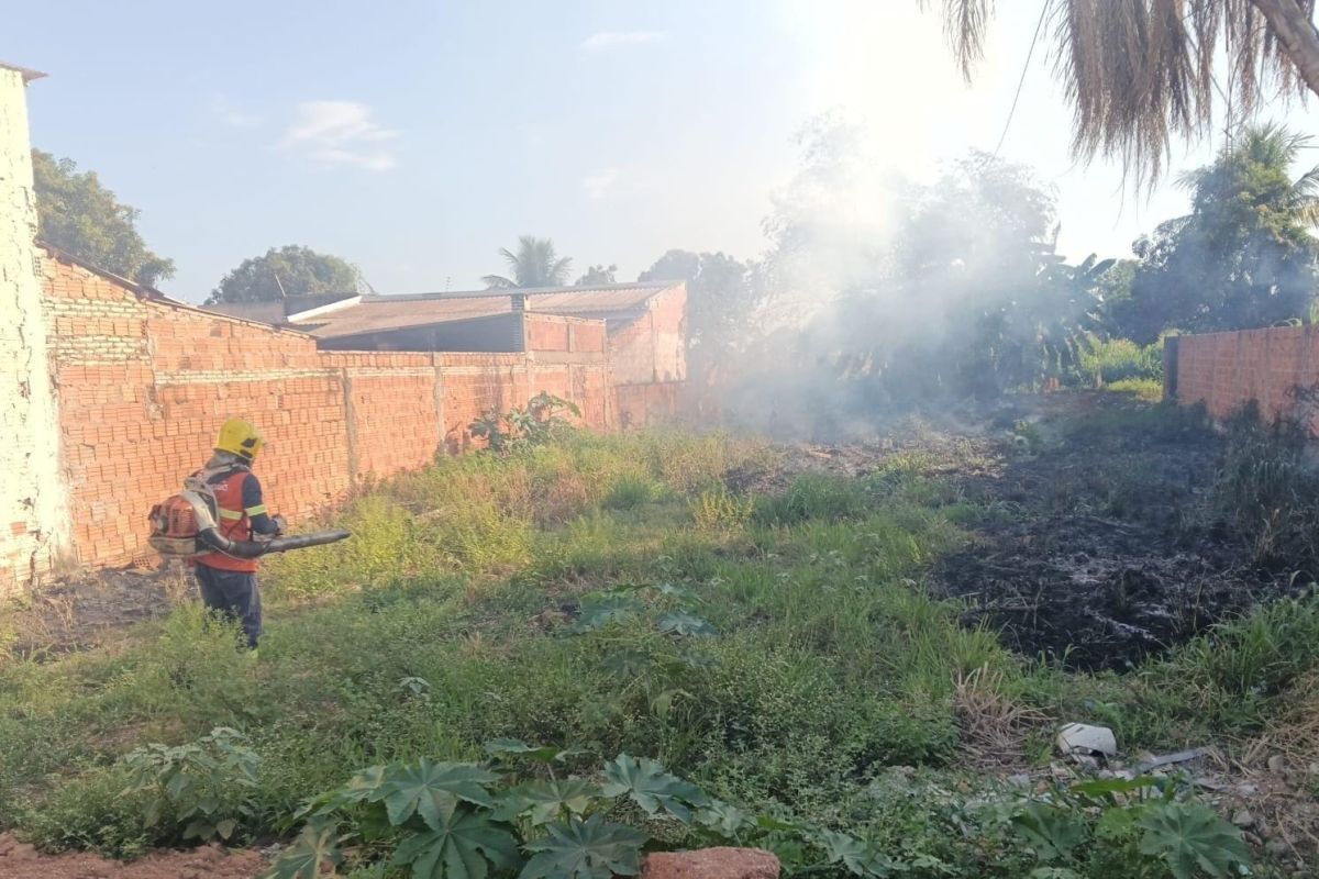 Corpo de Bombeiros combate incêndio em terreno baldio em Cáceres