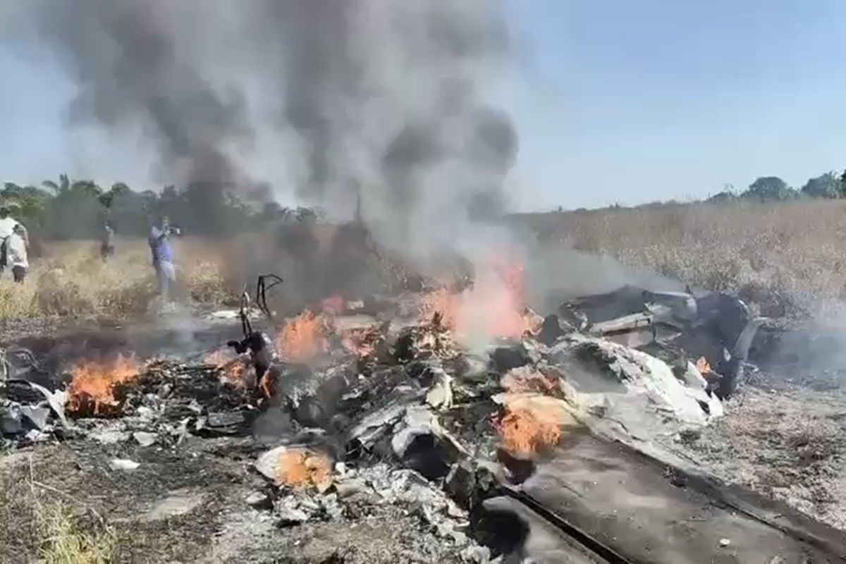 Avião cai em fazenda, pega fogo e deixa ao menos três mortos