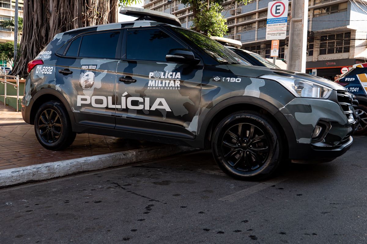 Polícia Militar prende dois suspeitos e apreende arma após roubo