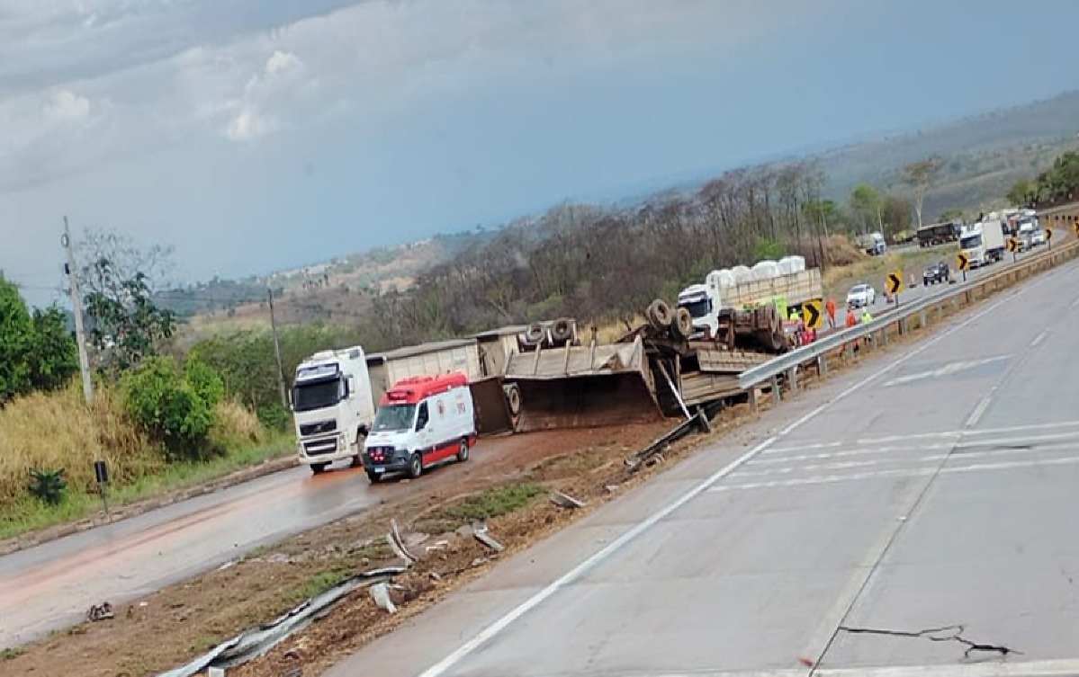 Motorista morre após perder controle de direção, acertar estrutura metálica e capotar carreta | Rdnews