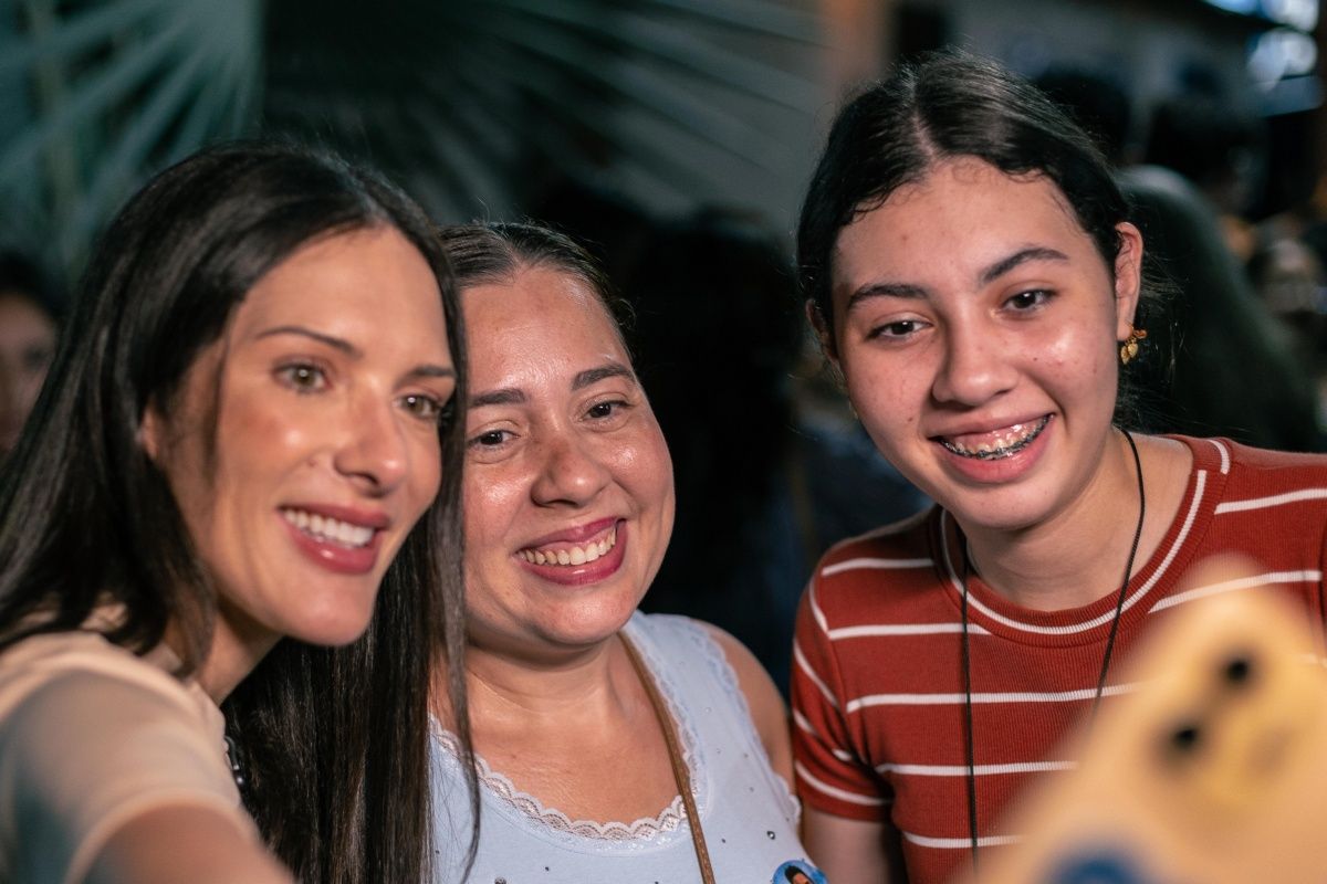 Mulheres manifestam apoio a Janaina durante agenda em Cuiabá