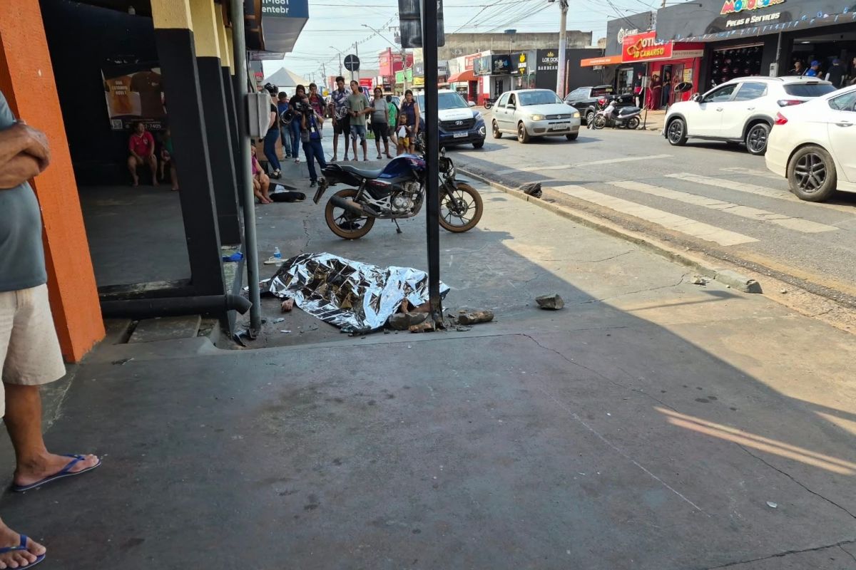 Jovem morre em batida entre moto e carro; motorista foge a pé