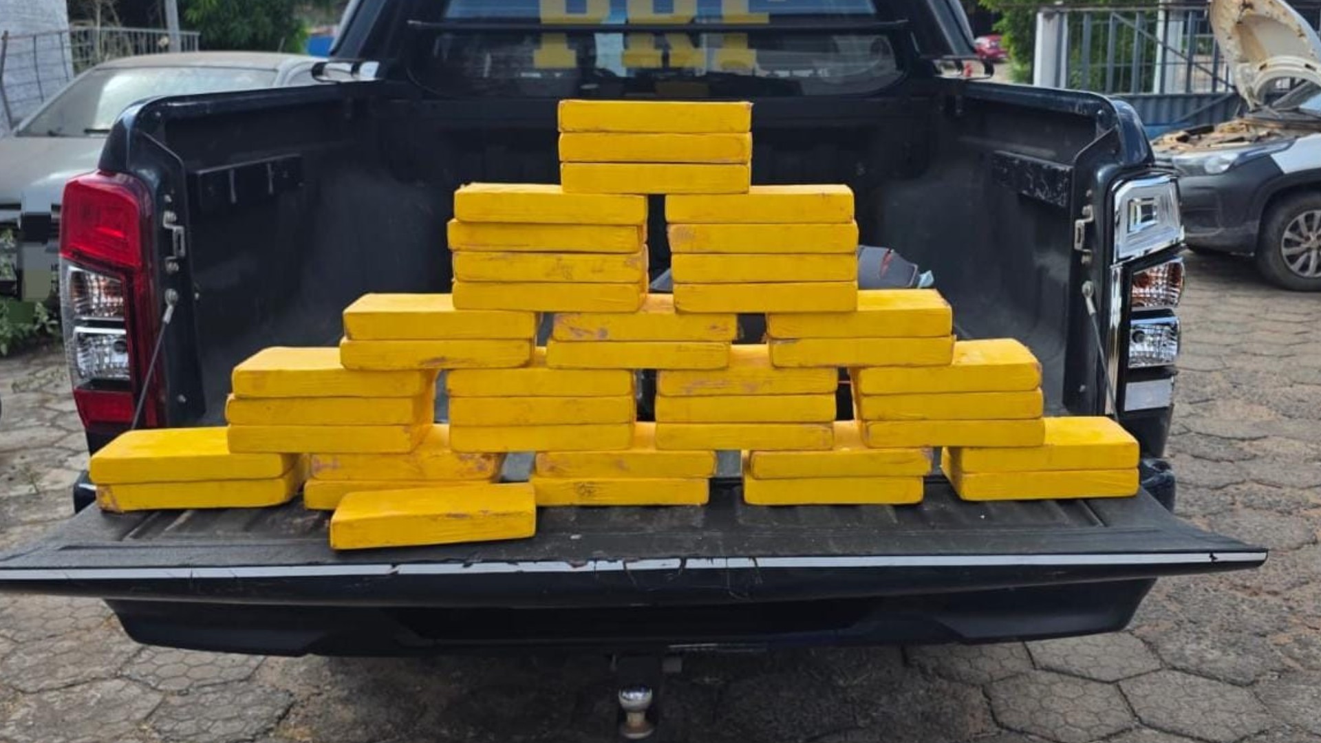 PRF apreende 40 kg de cocaína escondidos em veículo durante