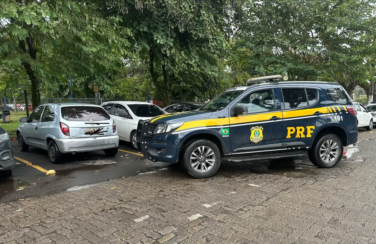PRF recupera carro furtado e prende motorista na Via Dutra, em Resende