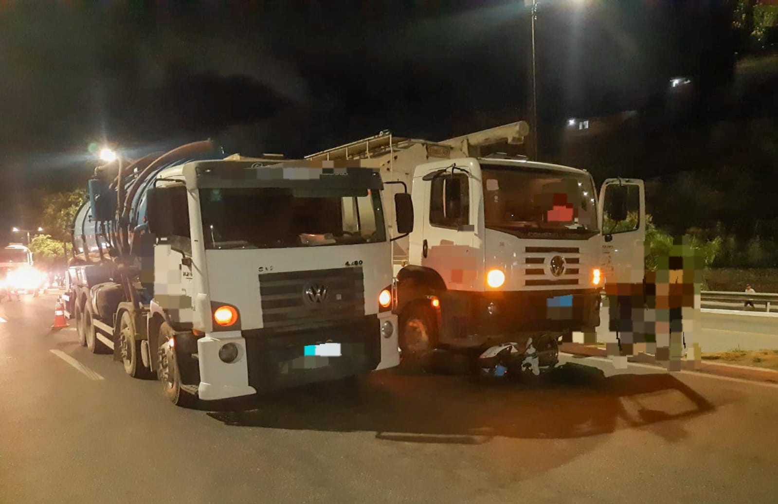 Motociclista morre após tentar passar entre caminhões e ser atropelada