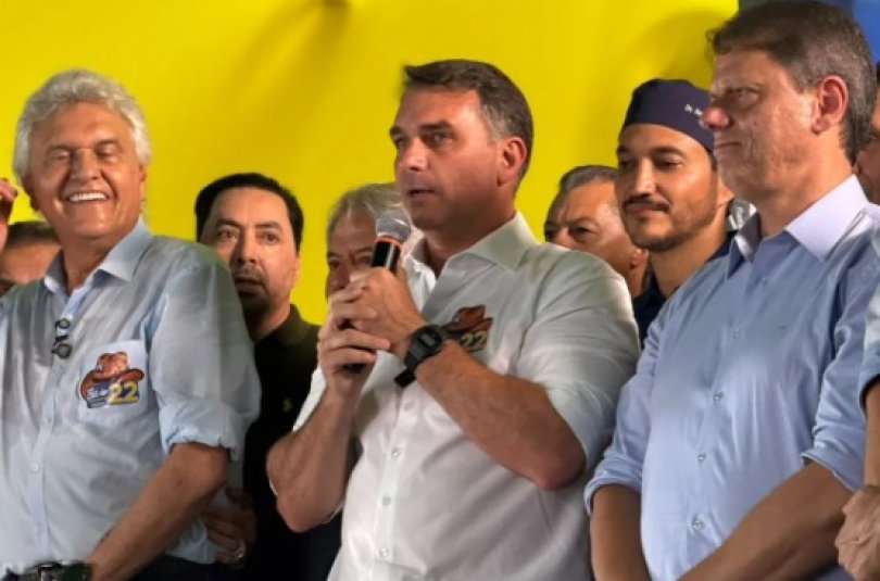 Flvio promete mudar Constituio para redemocratizar o pas | FOLHAMAX