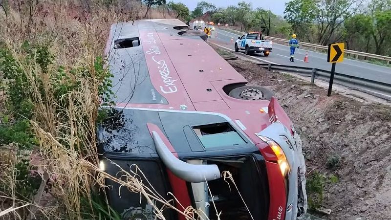 Ônibus de viagem tomba na Serra da Petrovina e deixa dois feridos na BR-364 | Rdnews