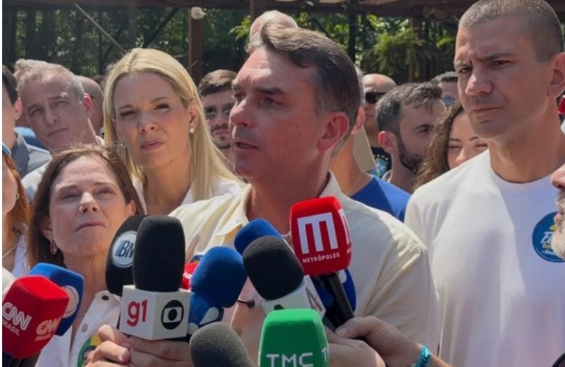 Flvio comemora liberao para visitas ao pai, Jair Bolsonaro | FOLHAMAX